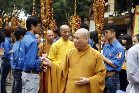 Sĩ tử vào chùa nghe tư vấn chọn trường thi ĐH