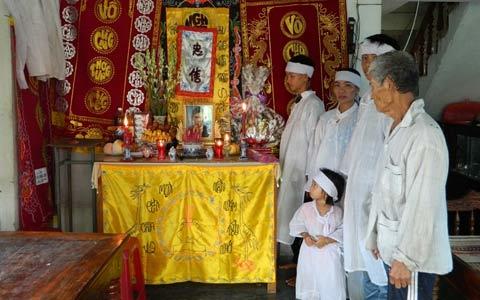 Chồng mất, vợ bệnh tim nuôi 3 con và cha già 80 tuổi