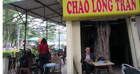 Những cửa hàng ôm gốc cây độc nhất Hà thành