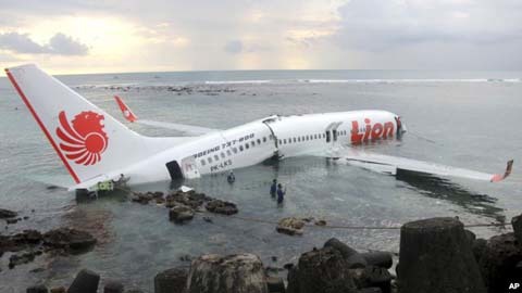 Tại sao máy bay Lion Air gãy đôi?