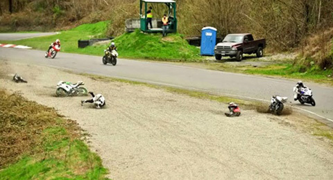 Hỏng phanh trước, vẫn đua xe và va chạm ở tốc độ 160km/h