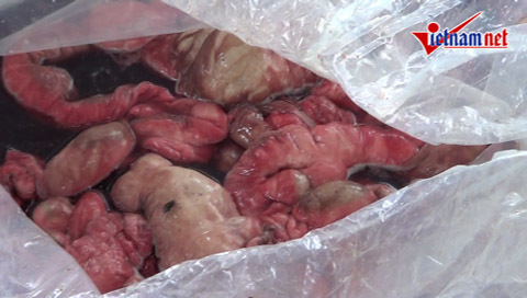 Thu giữ 1 tấn nội tạng bẩn 'sắp vào' quán ăn