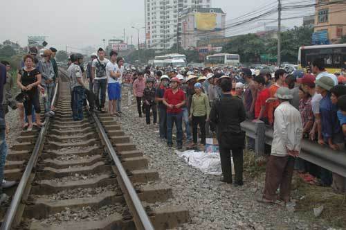 Hà Nội: Bị tàu đâm, một người chết thảm