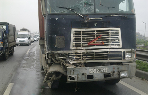 CSGT bị kéo lê dưới gầm xe container 20m