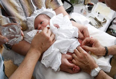 Cắt bao quy đầu giảm 1/2 nguy cơ bệnh tình dục