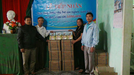 3000 cuốn vở tặng HS nghèo vượt khó Hà Tĩnh