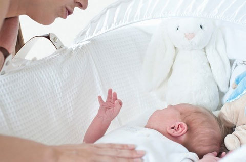 Nhật ký đầy ân hận của một bà mẹ sinh “nhầm” con gái