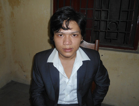 Ôm súng nhựa tấn công, cướp tiệm vàng