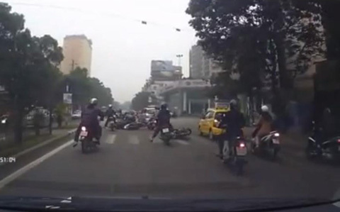 Cát đổ trên đường làm xe máy ngã hàng loạt