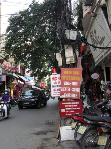 Những cột điện kỳ quái trên phố phường Hà Nội