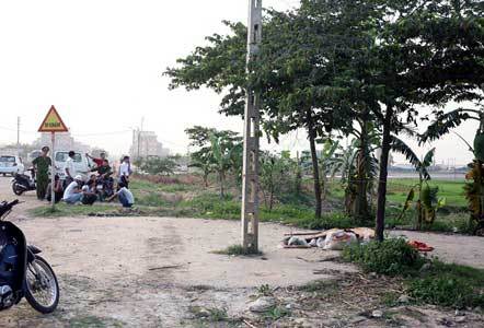 Hà Nội: Một cô gái chết bất thường bên đường