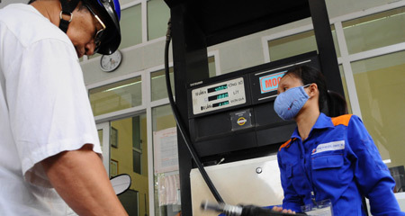 Xăng giảm 'nhỏ giọt' 410-420 đồng/lít