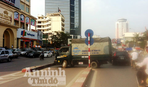 Nóng mắt với pha quay đầu trên cầu cạn của xe tải