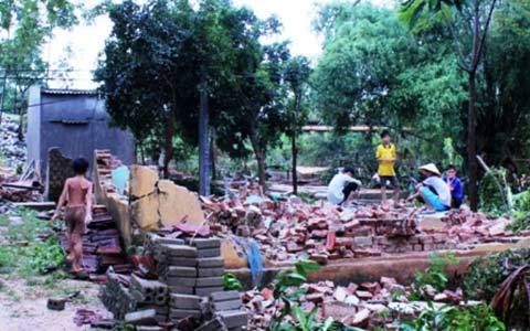 Mưa đá, lốc xoáy làm sập 13 nhà dân