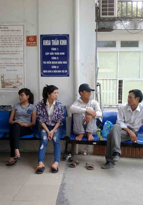 Khói thuốc lá vẫn ngập chốn công cộng