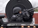 Cảnh sát Mỹ trang bị vũ khí 'tận răng' truy bắt kẻ đánh bom