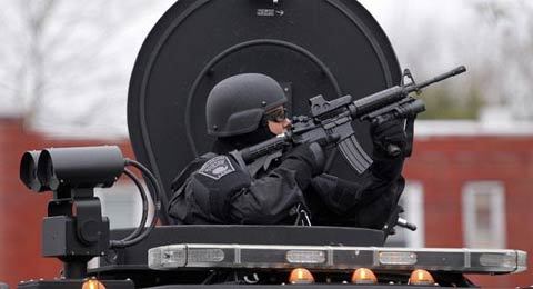 Cảnh sát Mỹ trang bị vũ khí 'tận răng' truy bắt kẻ đánh bom