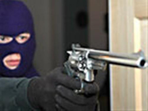 Côn đồ đi xe Lexus xả súng kinh hoàng gần siêu thị