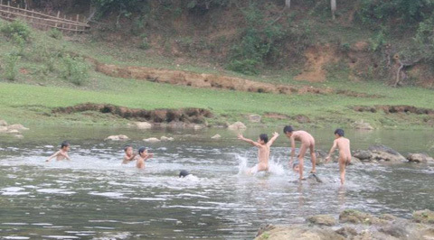 Đi chụp ảnh bên bờ suối, 3 người chết đuối