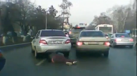 10 clip 'nóng': Người phụ nữ gào thét dưới gầm ô tô
