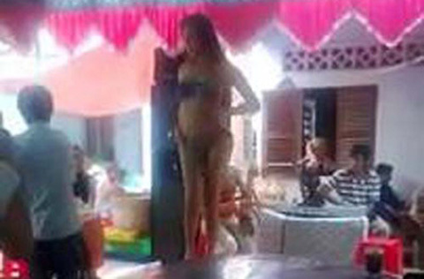 Xôn xao clip 'chân dài' nhảy thoát y trong đám cưới