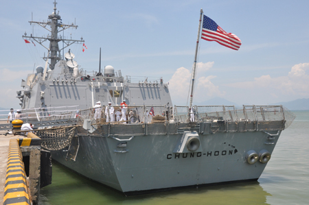 Tàu hải quân Mỹ cập cảng Đà Nẵng