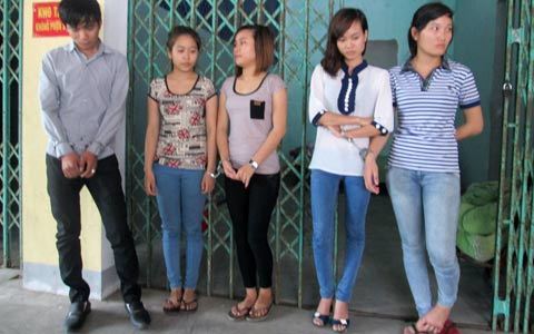 Bắt nhóm người cắt tóc, cạo sạch lông mày thiếu nữ