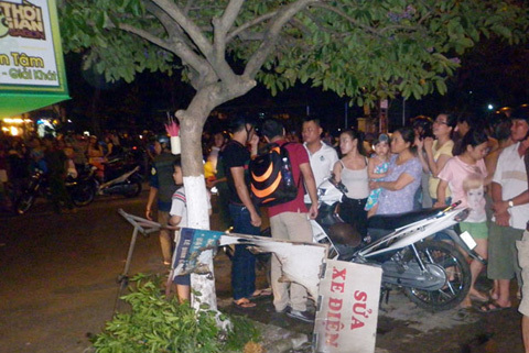 Cô gái bị thiêu sống trước phòng trà đã tử vong