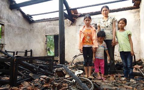 Đốt nhà cháy rụi vì vợ đòi ly hôn