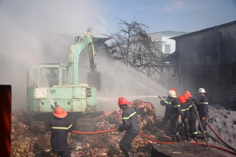 Hàng trăm cảnh sát chữa cháy xưởng giấy ở Sài Gòn