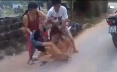 Bắt khẩn cấp đối tượng đánh ghen, lột đồ giữa đường