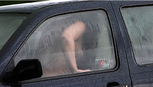 Chết vì làm “chuyện ấy” trên ô tô