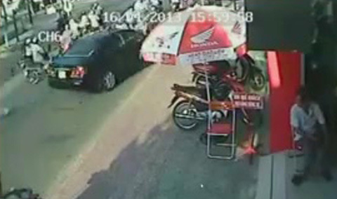 Camry cán hàng loạt người và xe dừng đèn đỏ