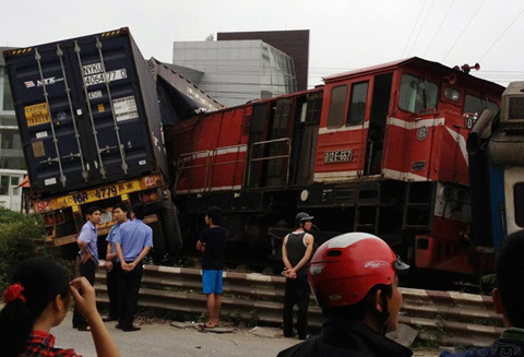 Tàu hỏa đâm thẳng vào container, đẩy đi hơn 50m