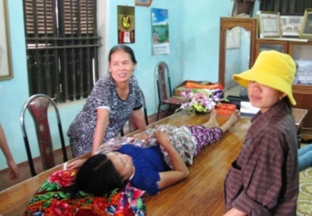 Bà bầu nằm trên bàn làm việc chủ tịch xã