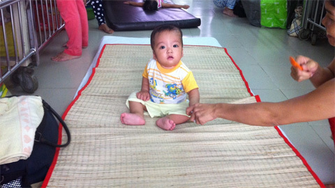 Cần gấp 40 triệu cứu bé có “thâm niên” nằm viện