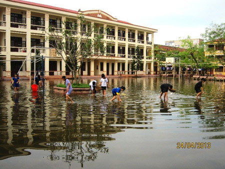 Xem học sinh lội...'sông' vào lớp