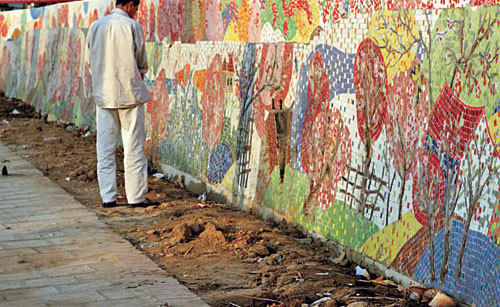 Con đường gốm sứ kỷ lục trở thành... WC công cộng