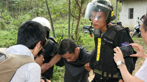 Hình ảnh hàng trăm cảnh sát đột kích sới bạc lớn