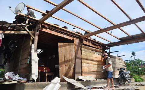 Đang đi xe máy, 2 người bị sét đánh chết