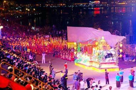 Phát vé xem miễn phí Carnaval Hạ Long 2013