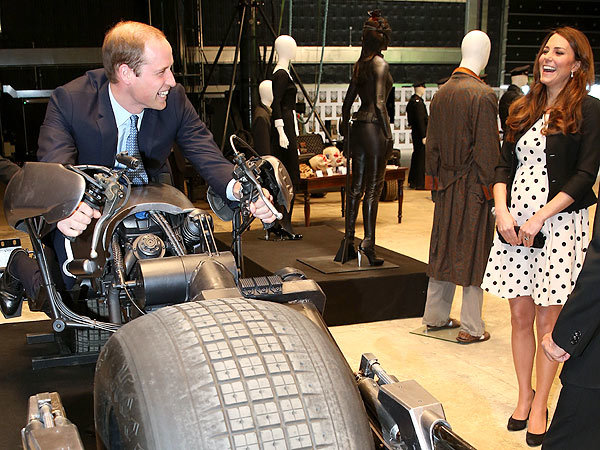 Vợ chồng Hoàng tử Anh vui đùa ở trường quay Harry Potter