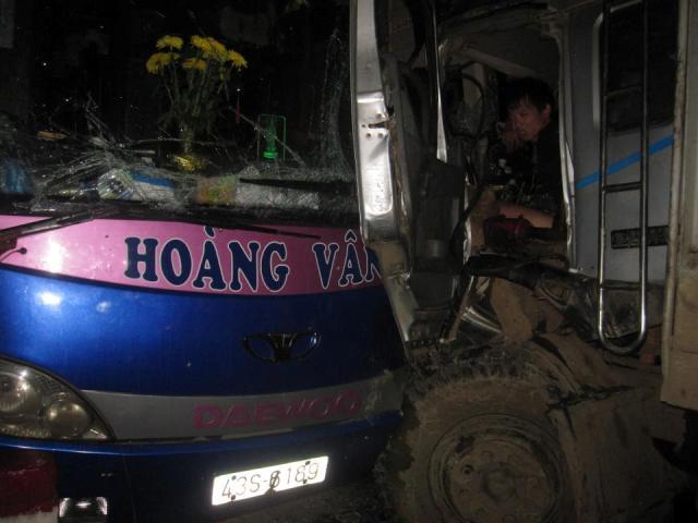 Xe khách đối đầu xe tải, hơn 40 người thoát chết