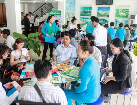 Địa ốc ế ẩm, môi giới 'bu bám', giật trộm khách