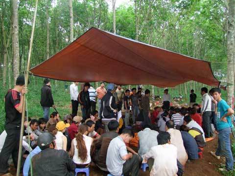 Bắt sới bạc “khủng”, tạm giữ 40 đối tượng