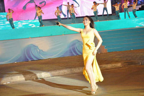 Hồ Quỳnh Hương hát không cát-sê tại quê nhà