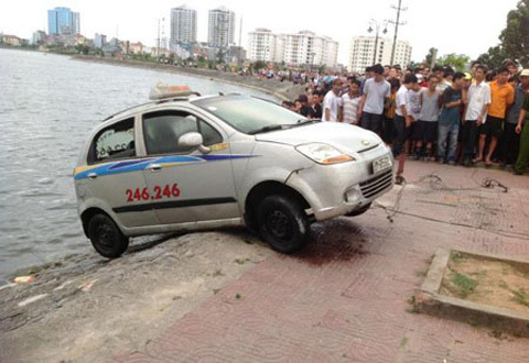 Đi câu cá, móc phải xe taxi bên trong có xác người