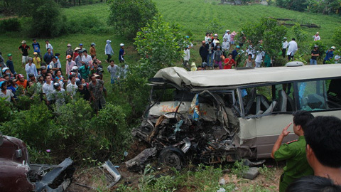 Xe khách đối đầu container, 4 người chết tại chỗ