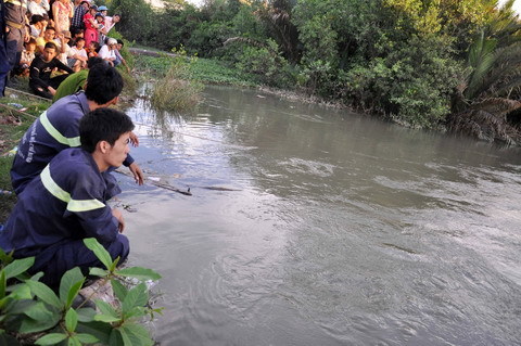 Say rượu tắm sông, một người chết đuối