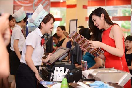 Tú Anh cười “tỏa nắng” giữa Hạ Long